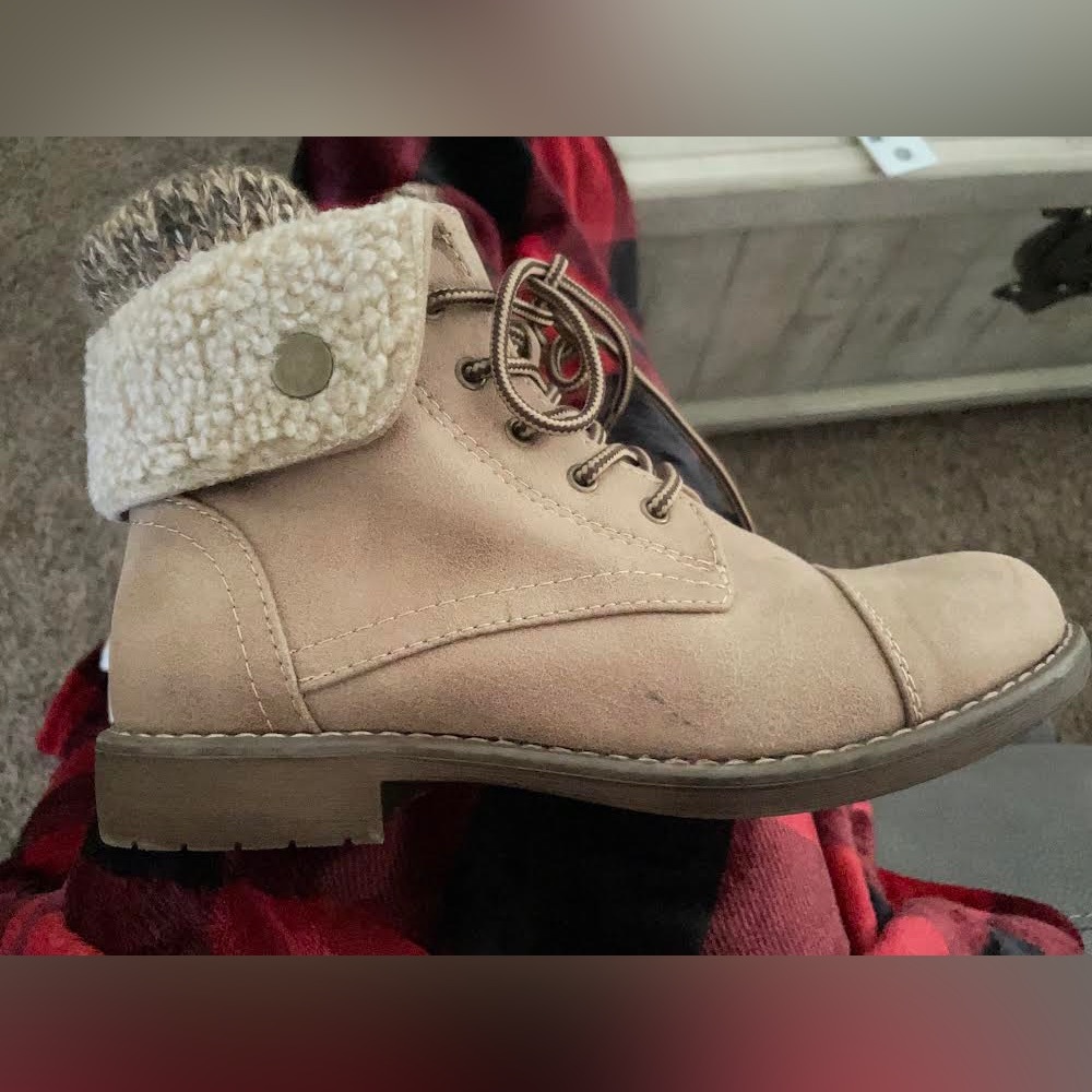 Cliffs by White Mountain
Duena Hiker Boots